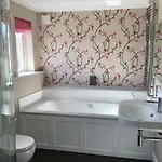 Porch Cottage, A Luxurious Characterful Within Walking Distance Of Town Centre *